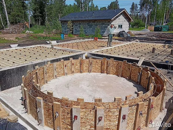 Круглая опалубка каминной зоны на монолитной плите с системой тёплого пола