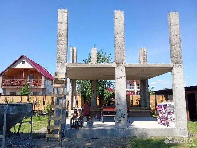Монолитные железобетонные колонны и перекрытие с выпусками арматуры